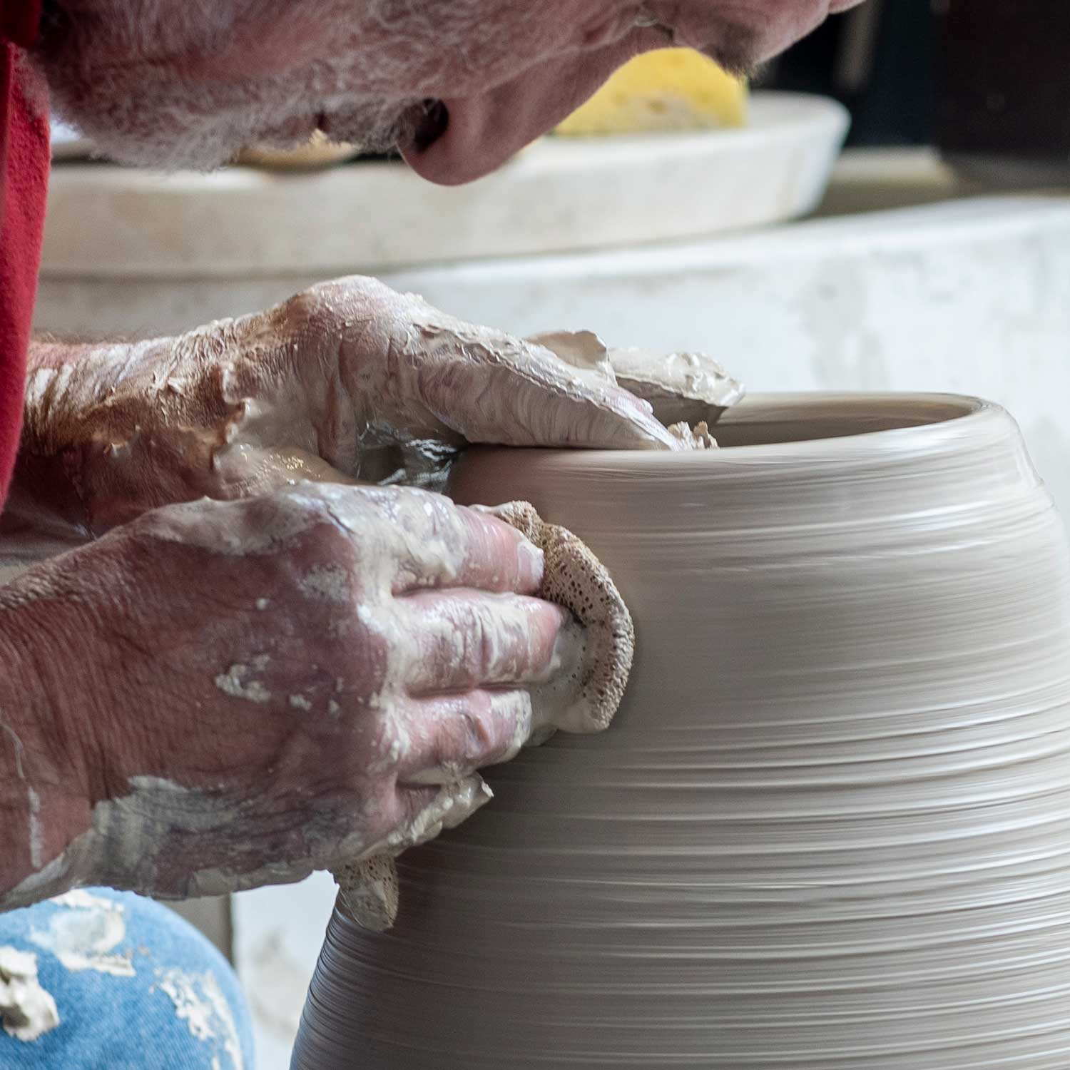 Handgeformte Konturen: Warum die gedrehte Keramikurne eine unverwechselbare Spur der Erinnerung schafft